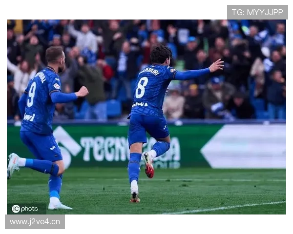 在竞技场上致敬毛罗·阿兰巴里