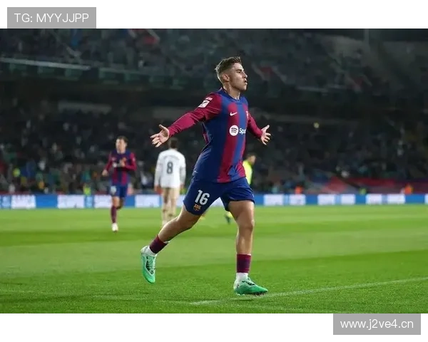 在本轮西甲联赛中，莱万半场上演帽子戏法